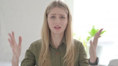 Kaybına Tepkili Sarışın Genç Kadın 