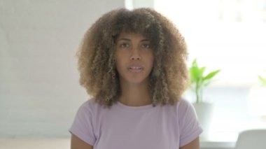 Afro-Amerikalı Kadın Kafasını Sallıyor İşaret Yok