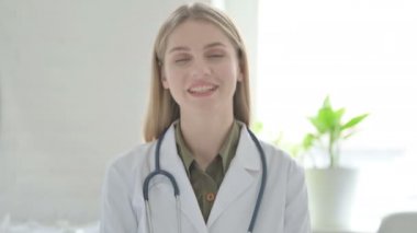 İnternetteki Bayan Doktor Video Konferansı 