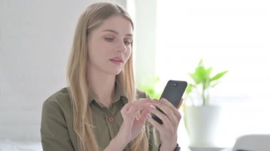 Sarışın Genç Kadın Smartphone 'da İnternet Taraması