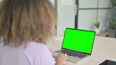 Yeşil Ekran ile Laptop kullanan Afrikalı Amerikalı Kadın 