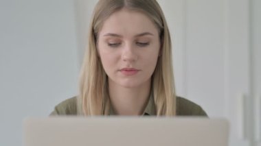 Laptop 'ta Başarı Kutlaması Yapan Sarışın Genç Kadın' ı Kapat