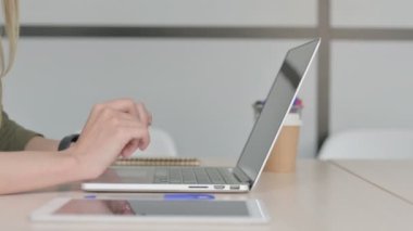 Laptop Klavyesinde Yazan Sarışın Genç Kadın Yan Görünümü