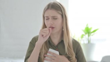 Hasta Sarışın Kadın Öksürüyor, Kendini iyi hissetmiyor