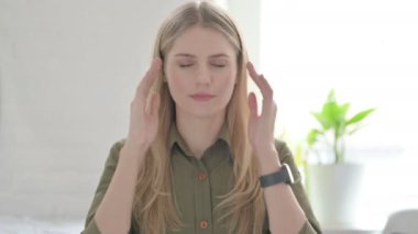 Duygusal Stresli Sarışın Genç Kadın 'ın Baş Ağrısı