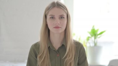 Sarışın Genç Kadın Kameraya Bakıyor 