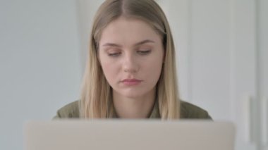 Laptop 'ta Kayıp' a Tepkili Sarışın Genç Kadının Yakın Çekimi 