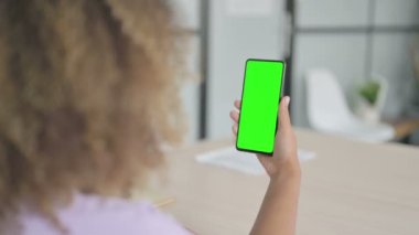 Kroma Anahtarlı Afro-Amerikan Kadın Akıllı Telefon İzliyor