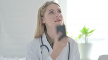 Bayan Doktor Hastayla Telefonda Konuşuyor