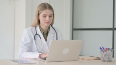 Bayan Doktor Klinikte otururken Kameraya Bakıyor