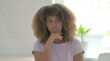 Düşünceli Afrikalı Amerikalı Kadın Yeni Bir Plan Düşünüyor