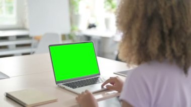 Krom Anahtar Ekranlı Laptop kullanan Afrikalı Amerikalı Kadın 