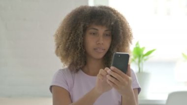 Smartphone 'da Çevrimiçi Başarıyı Kutlayan Afrikalı Amerikalı Kadın