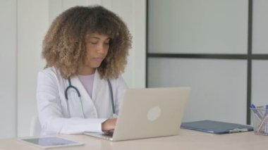 Klinikte otururken Reddedilen Afrikalı Kadın Doktoru