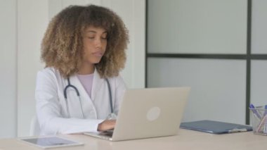 Klinikte Başparmaklarını Gösteren Afrikalı Kadın Doktor