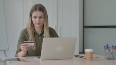 Sarışın Genç Kadın Bilgisayarda Başarılı Çevrimiçi Ödeme Yapıyor 