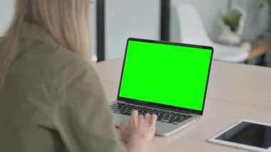 Yeşil Ekran ile Laptop kullanan Sarışın Genç Kadın 