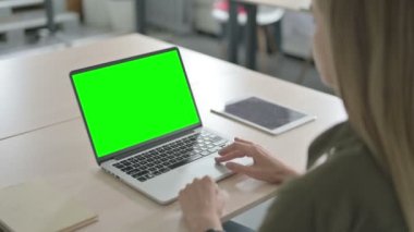 Krom Anahtar Ekranlı Laptop kullanan Sarışın Genç Kadın 