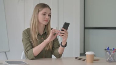 Başarılı Sarışın Kadın Akıllı Telefonla Kutlama Yapıyor