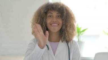 Çevrimiçi Video Konferansında Konuşan Afrikalı Kadın Doktor 