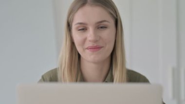 Blonde Young Woman 'ın Yakın Çekimi Bilgisayarda Görüntülü Konuşuyor