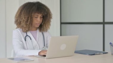 Klinikte Dizüstü bilgisayarda çalışan Afrikalı Kadın Doktor