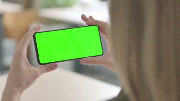 Blondynka Młoda Kobieta Oglądanie Smartfona Zielonym Ekranem — Wideo stockowe