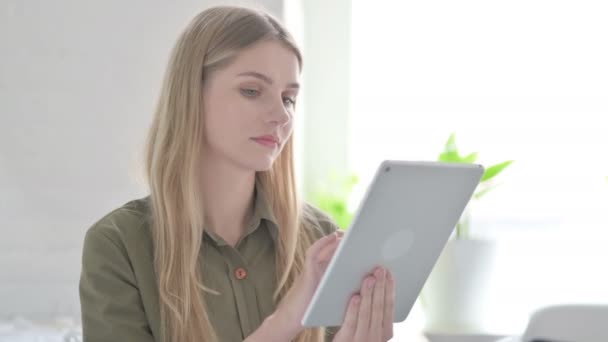 Blond Jong Vrouw Met Behulp Van Digitale Tablet — Stockvideo