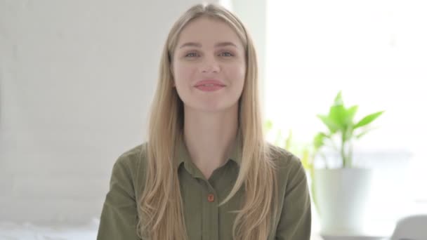 Щаслива Блондинка Молода Жінка Показує Великі Пальці Вгору — стокове відео