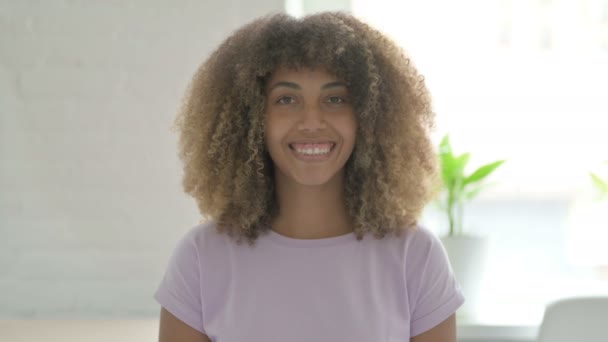Afroamerikanerin Lächelt Kamera — Stockvideo
