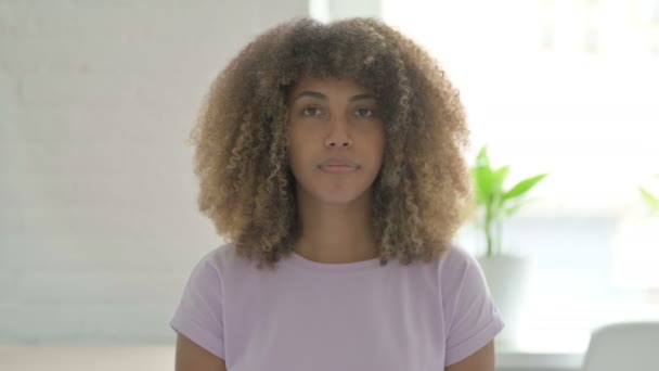 Donna Afroamericana Che Mostra Pollici Giù Gesti — Video Stock