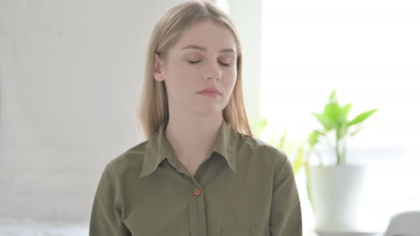 Mujer Joven Rubia Cansada Con Dolor Hombro — Vídeos de Stock
