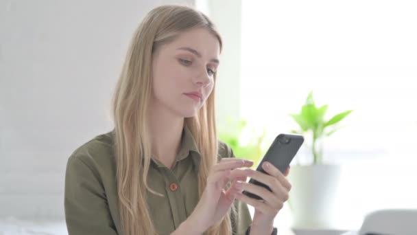 Opprørt Blond Ung Kvinne Som Reagerer Tap Smarttelefon – stockvideo