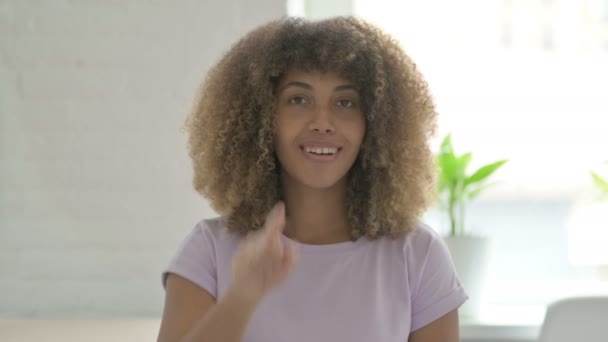 Mujer Afroamericana Señalando Cámara — Vídeos de Stock