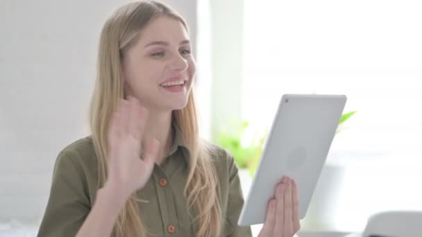 Video Call Tablet Door Blonde Jonge Vrouw Het Kantoor — Stockvideo