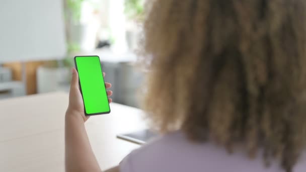 Mujer Afroamericana Usando Smartphone Con Pantalla Verde — Vídeos de Stock