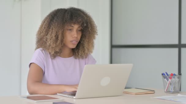 Africká Americká Žena Při Pohledu Fotoaparát Při Použití Notebooku Kanceláři — Stock video