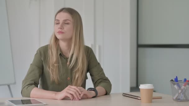 Blondynka Młoda Kobieta Pomocą Inteligentnego Zegarka Biurze — Wideo stockowe