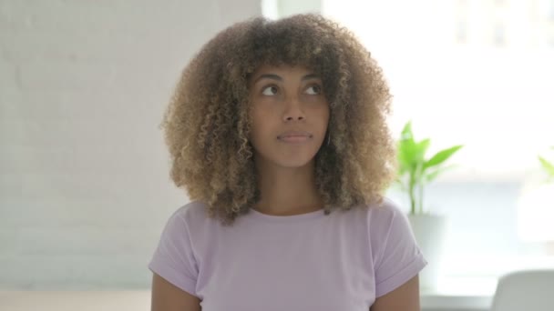 Mulher Afro Americana Assustada Olhando Redor Medo — Vídeo de Stock