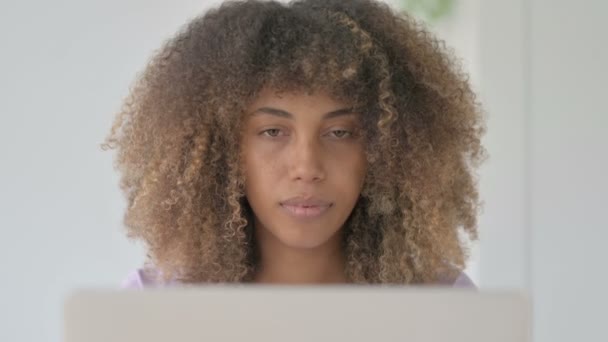 Nær Venn Afroamerikansk Kvinne Som Feirer Suksess Laptop – stockvideo