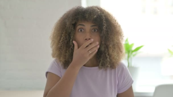 Teleurgesteld Afro Amerikaanse Vrouw Reageert Verlies — Stockvideo