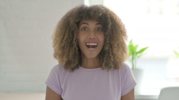 Emocionada Mujer Afroamericana Celebrando Éxito — Vídeos de Stock