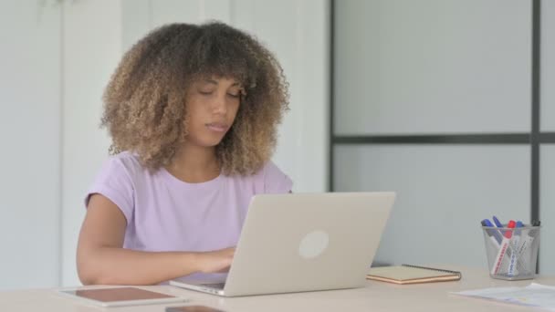 Occupato Afroamericano Donna Utilizzando Computer Portatile Ufficio — Video Stock