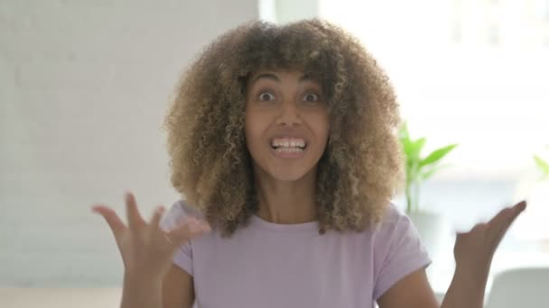Kızgın Afrikalı Amerikalı Kadın Kamerayla Konuşuyor Savaşıyor — Stok video