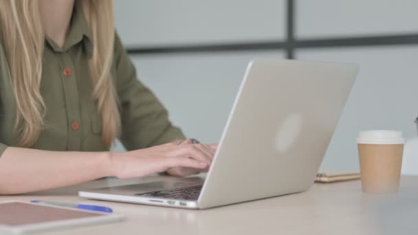 Mujer Joven Rubia Escribiendo Teclado Del Ordenador Portátil — Vídeos de Stock