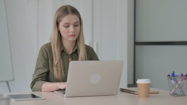 Loira Jovem Mulher Tendo Dor Pulso Usar Laptop Escritório — Vídeo de Stock