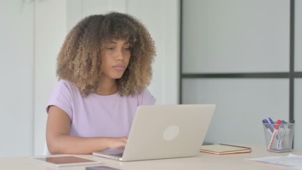 Афроамериканская Женщина Указывает Камеру Время Использования Ноутбука Офисе — стоковое видео