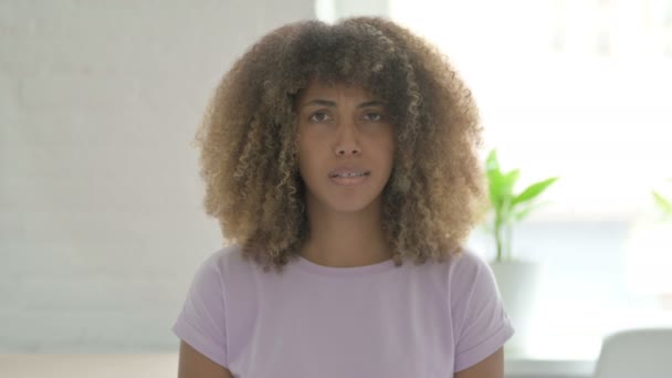 Triste Mujer Afroamericana Sintiéndose Molesta Llorando — Vídeos de Stock