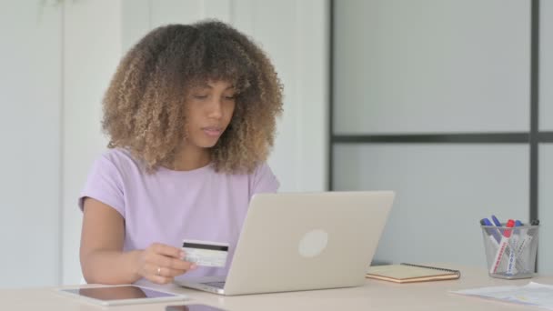 Africká Americká Žena Online Platební Neschopností Notebooku Kanceláři — Stock video