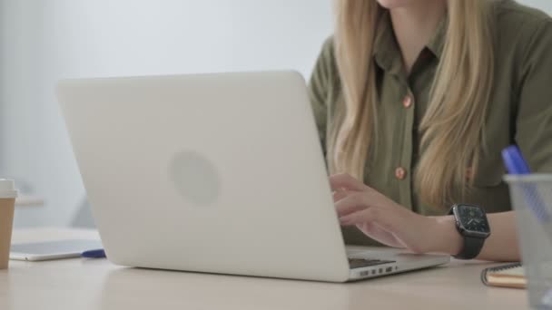 Mujer Joven Rubia Escribiendo Teclado Del Ordenador Portátil — Vídeos de Stock